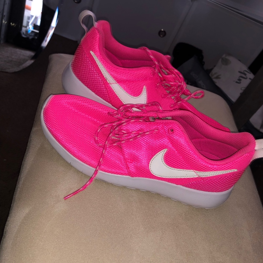Hot pink nike roshe like NEW the soles are white